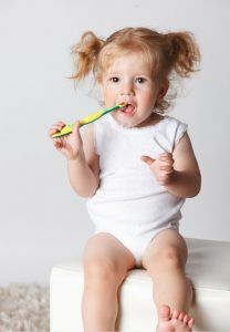 nena con cepillo dental